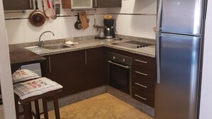 Full-sized fridge, oven, stovetop, cookware/dishes/utensils - Mirador Majorel (Marrakech)