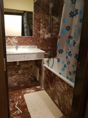 Familieleilighet | Bad | Dype avslapningsbadekar, toalettartikler (inkludert) og hårføner