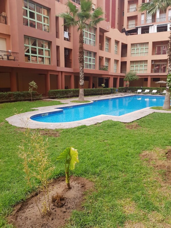 Una piscina al aire libre