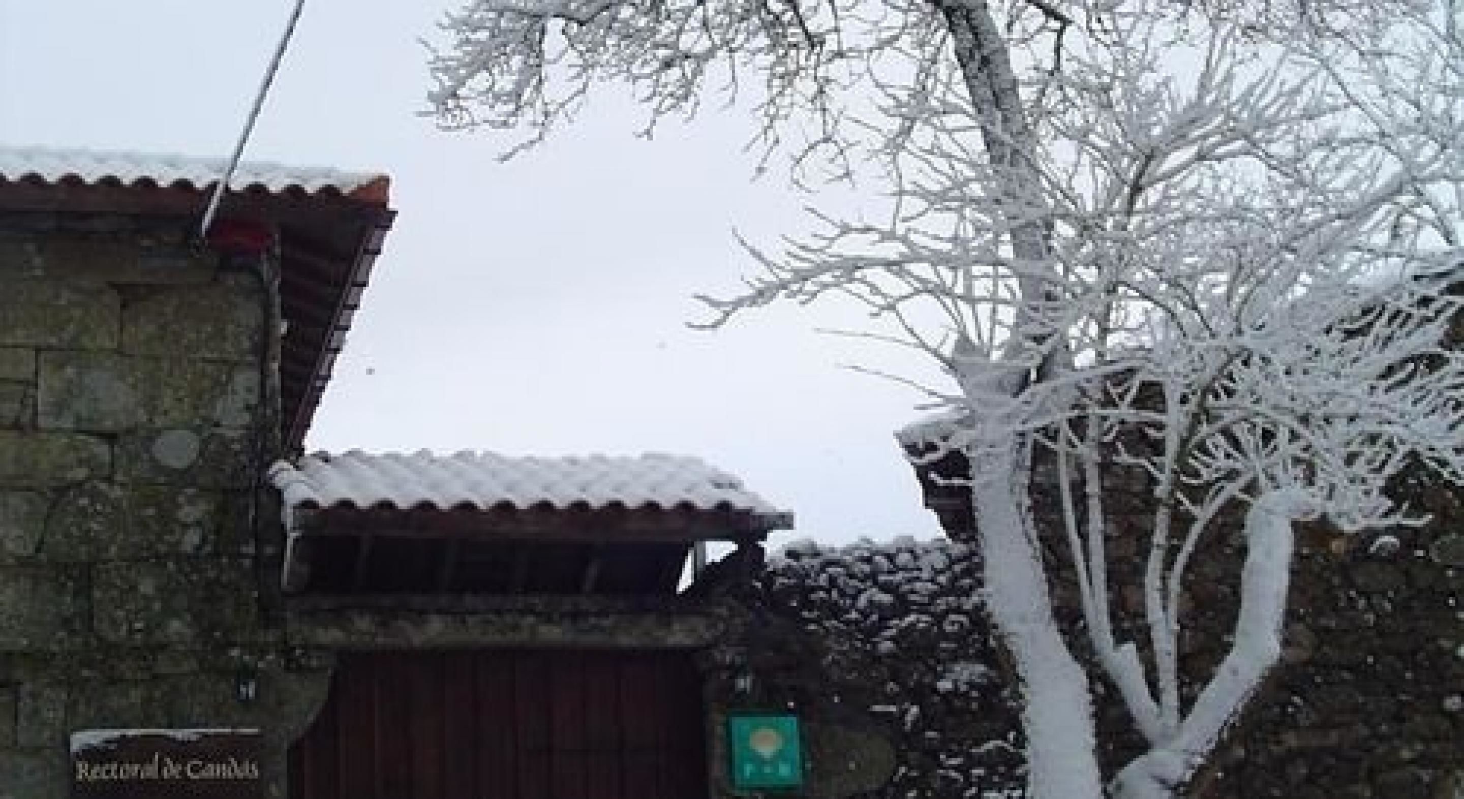 Un edificio de piedra con techo de tejas y un letrero que indica un restaurante.