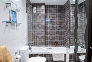 Combinació de dutxa i banyera, assecador de cabells, bidet i tovalloles 