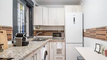 Réfrigérateur, micro-ondes, plaque de cuisson, lave-vaisselle