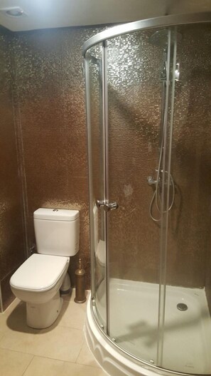 Ducha, artículos de tocador gratuitos, secador de pelo, toallas