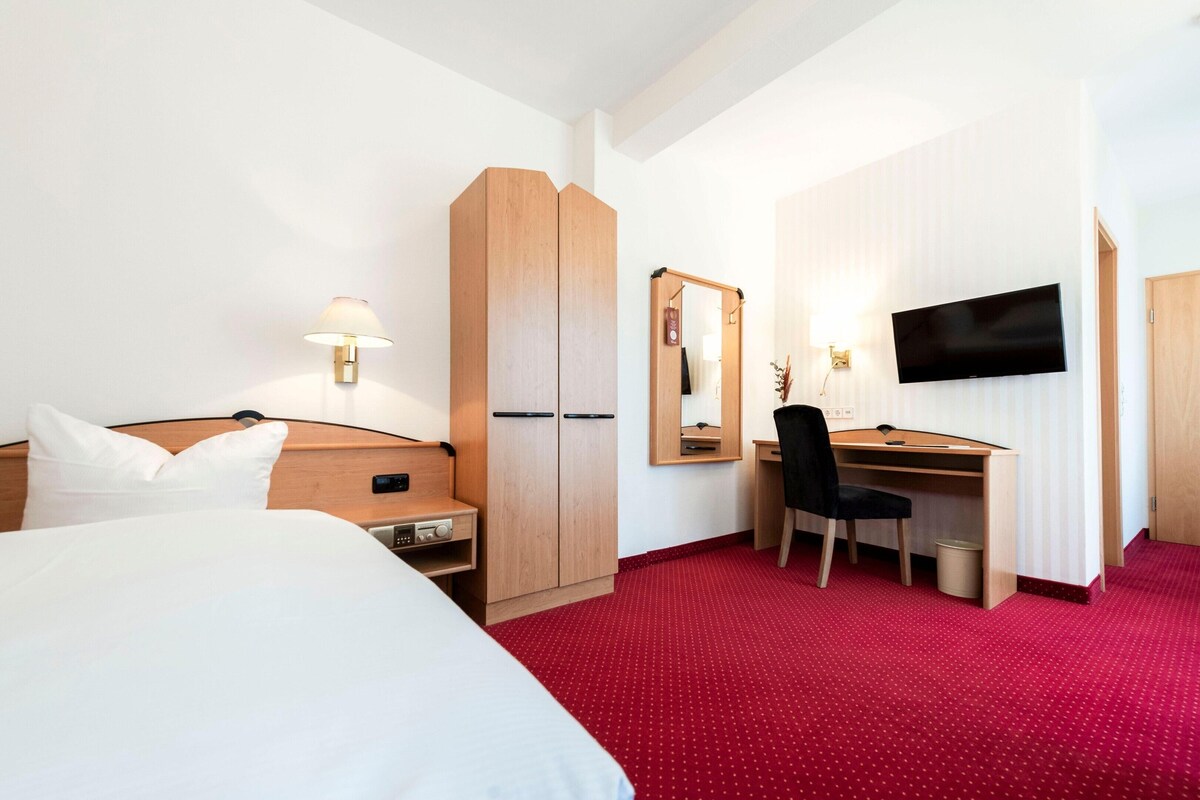 Single Room Guesthouse - Rooms in our guest house about 300 meters from the main house | Hypo-allergenic bedding available, desk, soundproofing, WiFi (free)