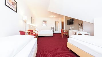 Quadruple Room | Hypo-allergenic bedding, desk, soundproofing, free WiFi