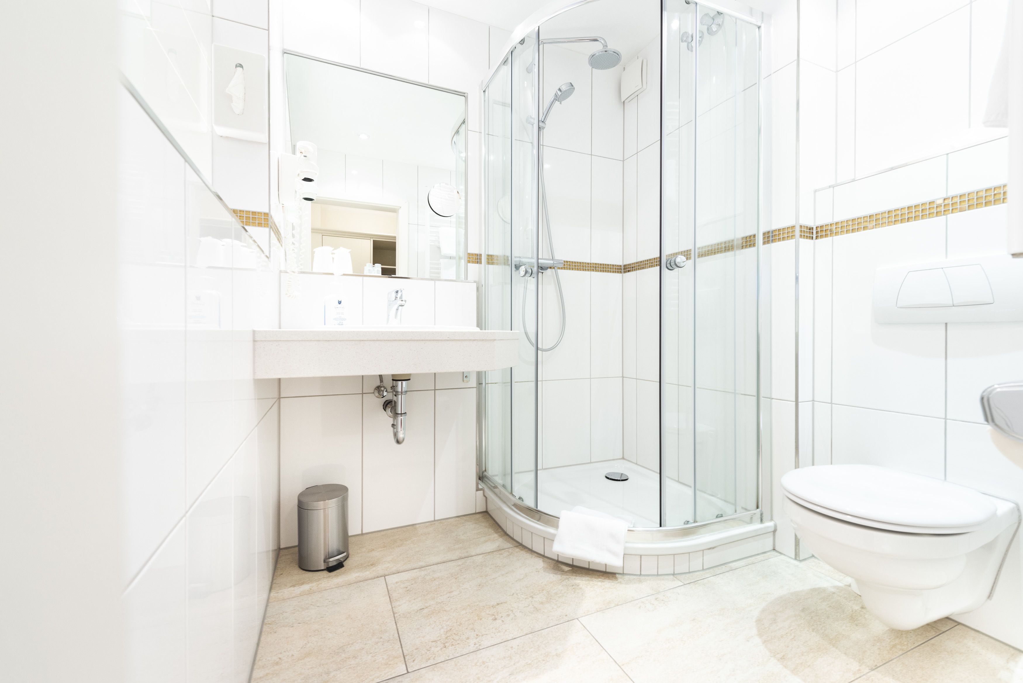 standard single room | bathroom | shower, free toiletries, hair dryer, towels