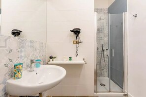 Shower, hair dryer, bidet, towels - B & B NAPLES - MERGELLINA ROAD (Napoli)