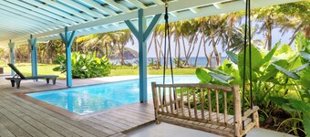 Maison d'Ô Baie de Saint-Jacques, on a wild beach