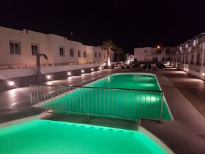 Piscine extérieure, piscine chauffée, chaises longues