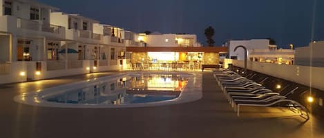 Una piscina al aire libre, una piscina climatizada