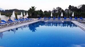 Seasonal outdoor pool, open 10 AM to 7 PM, free cabanas, pool umbrellas - Sarban Hotel (Fethiye)