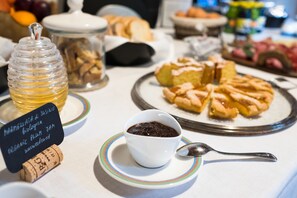 Tägliches inbegriffenes kontinentales Frühstück