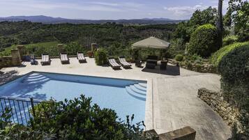 Sæsonbestemt udendørs pool, åben fra kl. 08.00 til kl. 20.00, liggestole