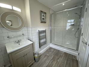 Standard Double Room | Bathroom | Shower, free toiletries, towels