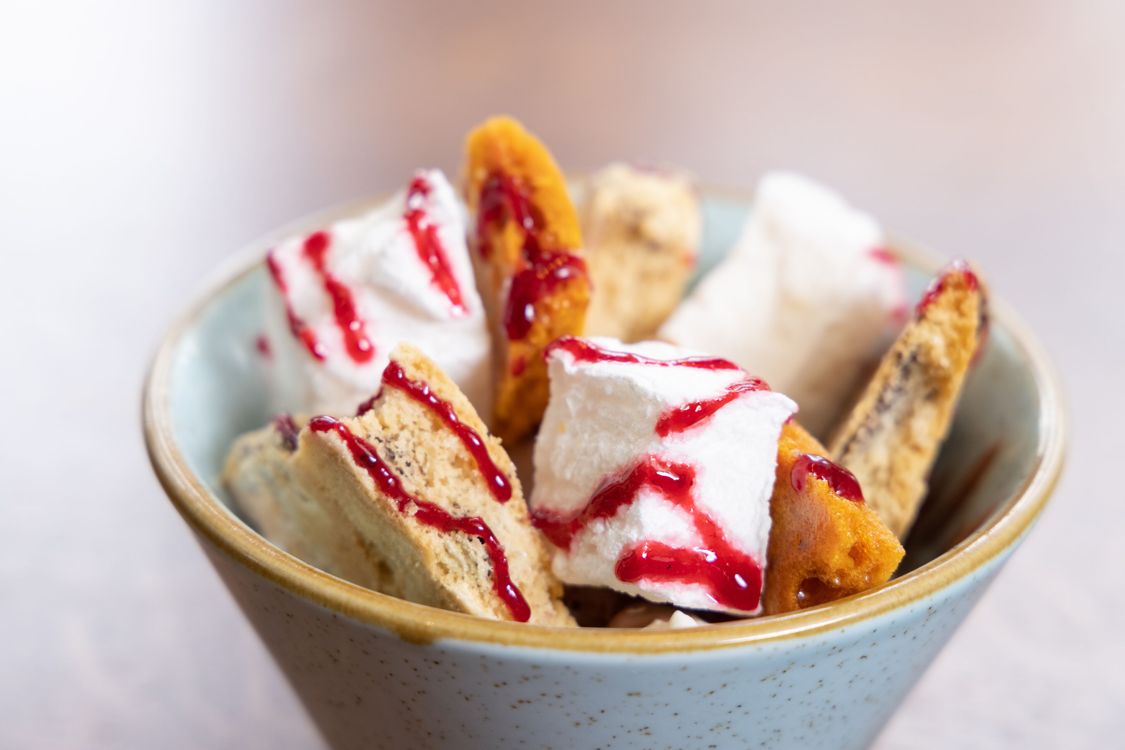 Un bol de dessert aux fruits et à la crème.