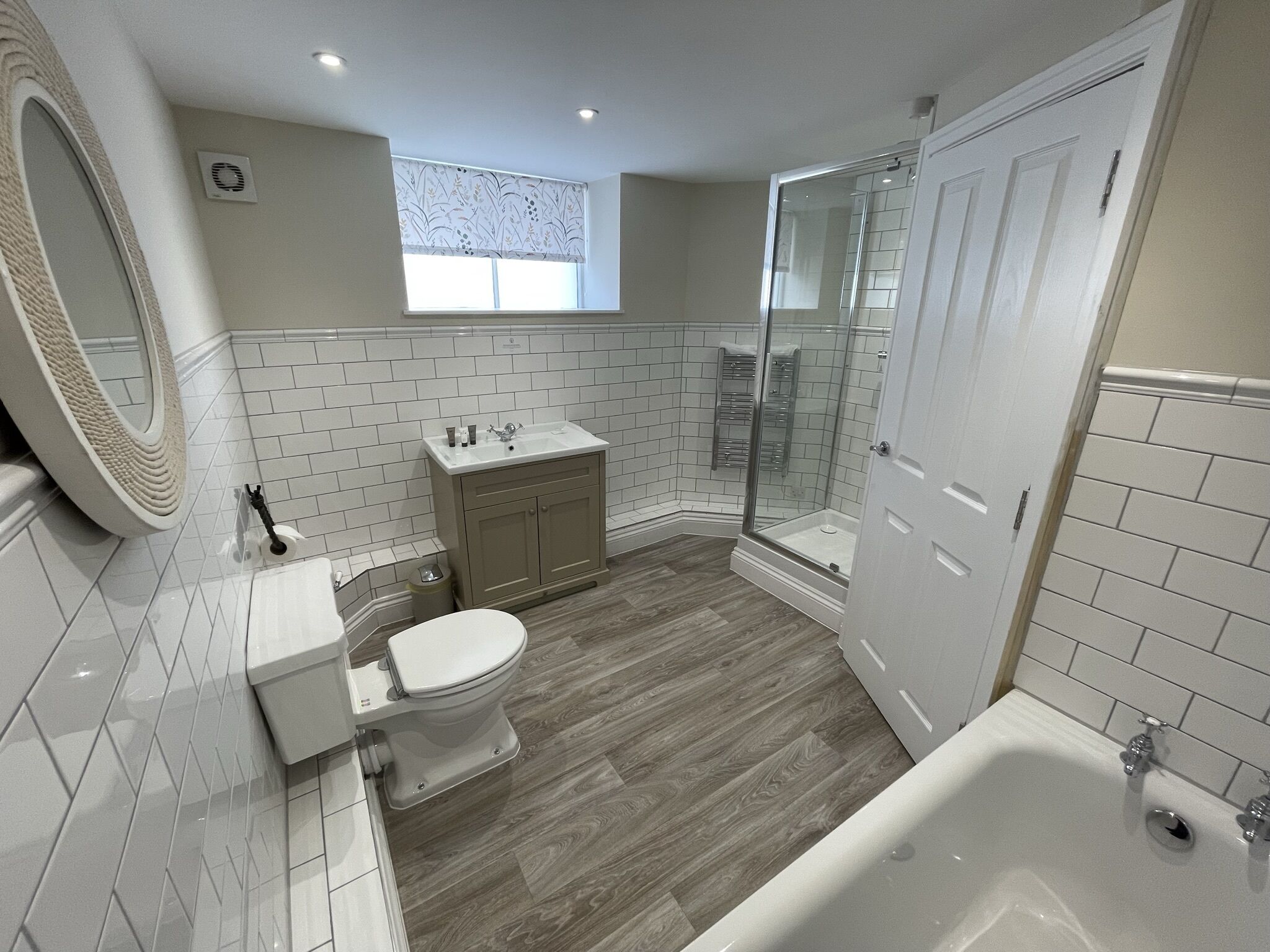 Ein modernes Badezimmer mit Toilette, Waschbecken, Waschtisch und Badewanne.