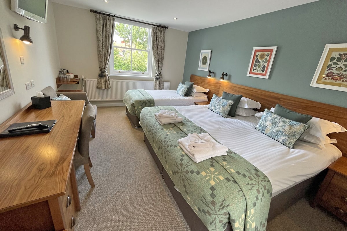 Family Room | Desk, free WiFi, bed sheets