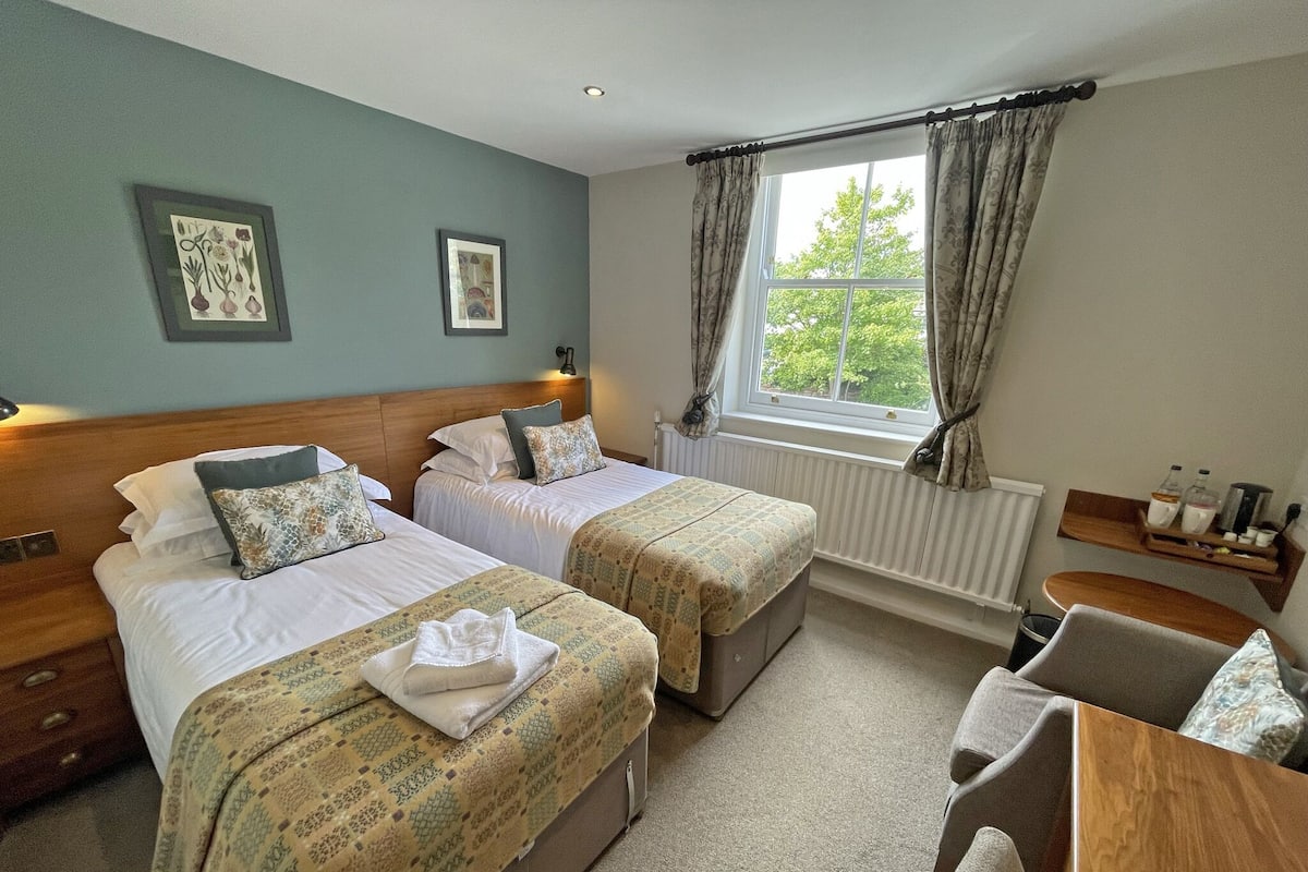 Standard Twin Room | Desk, free WiFi, bed sheets