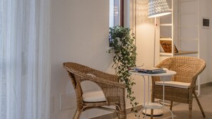 Luxury Quadruple Room, 2 Bedrooms, Balcony, Garden View | Makan dalam bilik