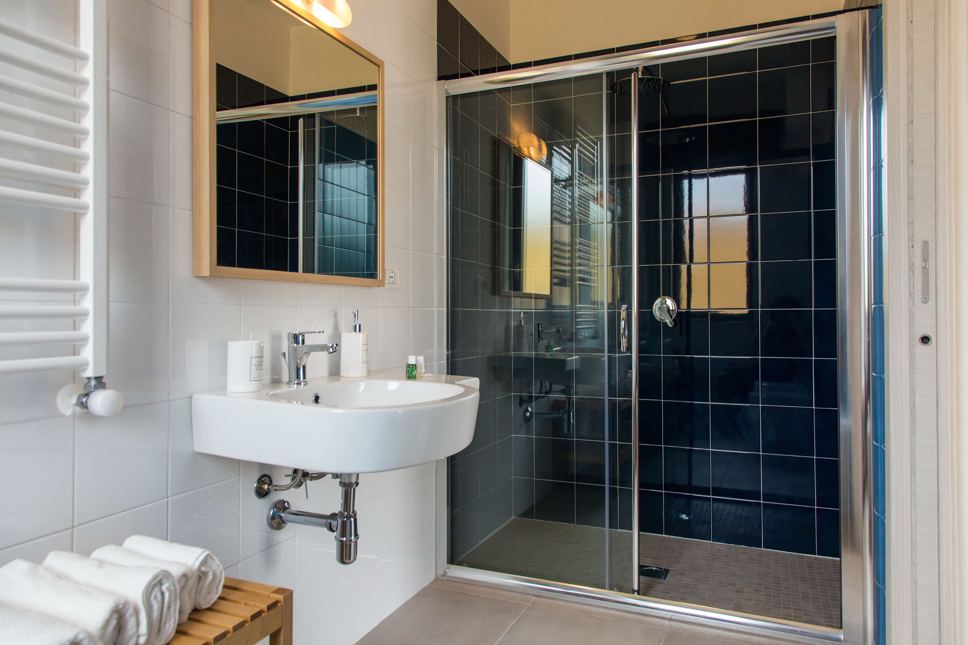 Kahden hengen deluxe-huone (Adults Only) | Kylpyhuone | Suihku, ilmaiset hygieniatuotteet, hiustenkuivaaja, kylpytakit