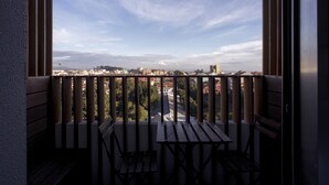 A balcony with wooden railings and a view of a cityscape. - Praça 66 Guest House (Porto)