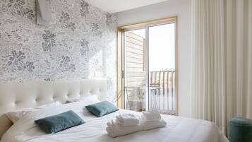Double or Twin Room, Shared Bathroom ( Foz ) | Individually decorated, individually furnished, free WiFi