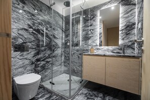 Articles de toilette gratuits, sèche-cheveux, serviettes fournies
