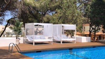 Seasonal outdoor pool, pool umbrellas, sun loungers