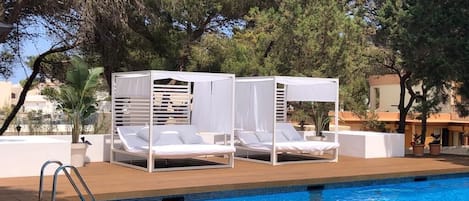 Piscina externa sazonal, funciona das 10h às 18h, guarda-sóis