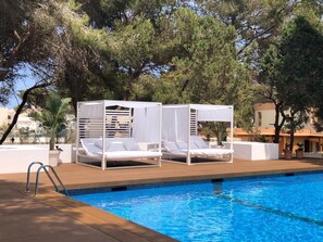 Seasonal outdoor pool, open 10:00 AM to 6:00 PM, pool umbrellas - Apartamentos Es Pujols (Formentera)