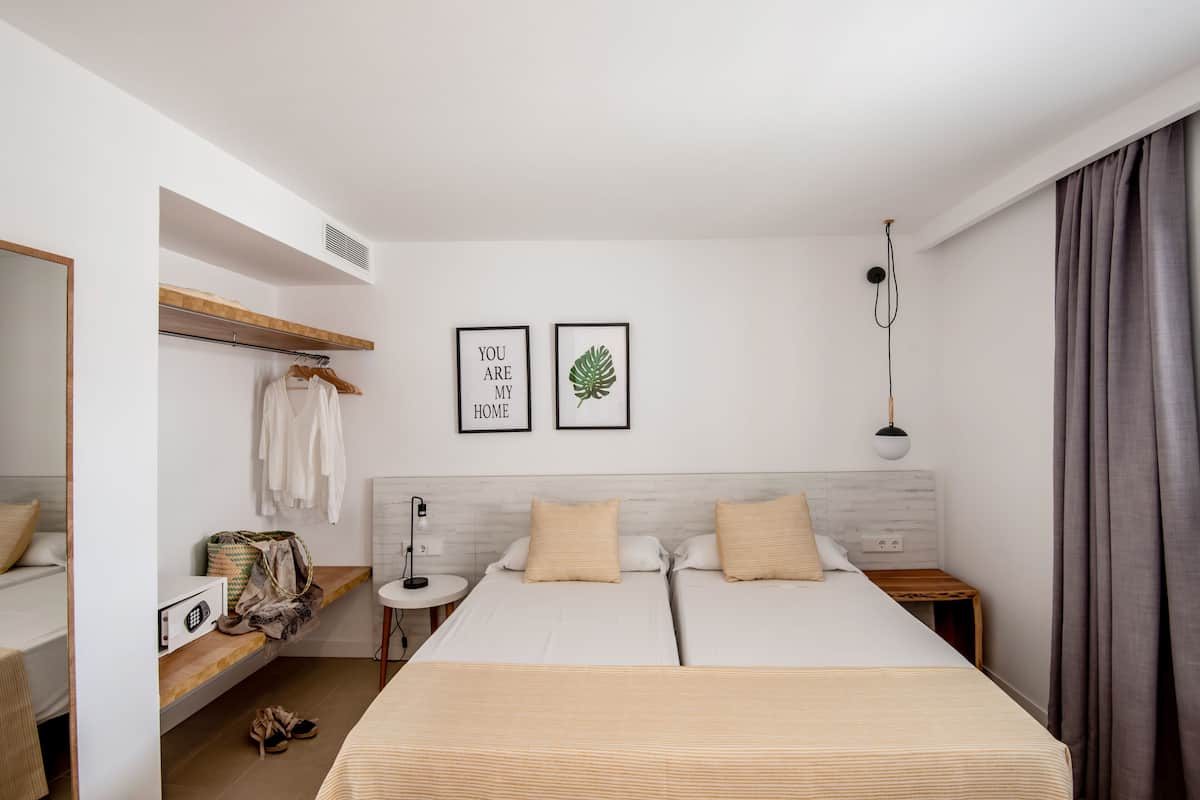 1 bedroom, in-room safe, blackout curtains, soundproofing