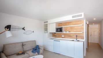 Refrigerador, microondas, parrilla de estufa y cafetera y tetera