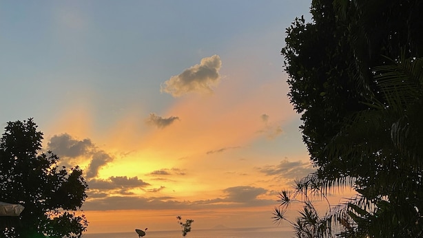 A pool area with lounge chairs and a view of the sunset over the ocean. - Memorial Ilhabela Residencial (Ilhabela)