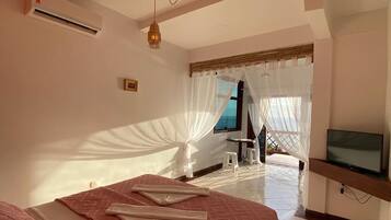 Quarto casal conforto | Frigobar, escrivaninha, ferros/tábuas de passar roupa, Wi-Fi de cortesia
