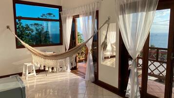 Quarto casal conforto | Frigobar, escrivaninha, ferros/tábuas de passar roupa, Wi-Fi de cortesia