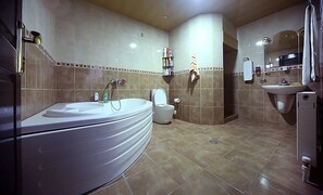 Chambre Triple, salle de bains privée (Private External Bathroom) | Salle de bain