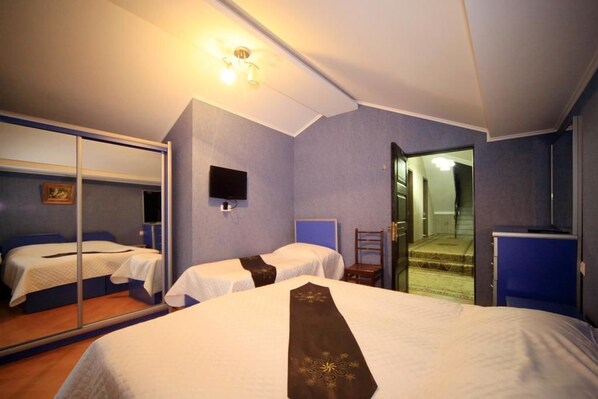 Chambre Triple, salle de bains privée (Private External Bathroom)