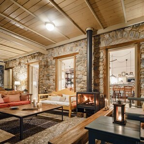 Lobby sitting area - Mazaraki Guesthouse (Sparta)