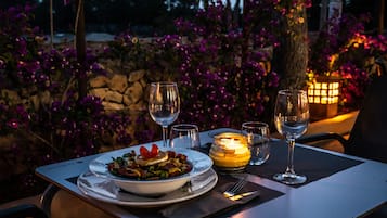 Frühstück, Mittagessen, Abendessen, lokale und internationale Küche