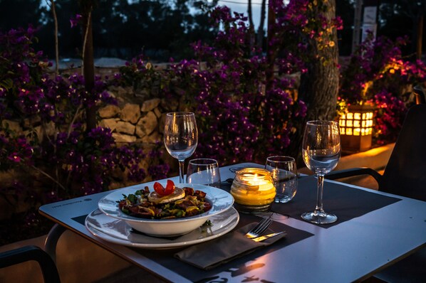 Breakfast, lunch, dinner served; local and international cuisine - Bungalow Es Pins (Formentera)