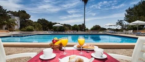 TĂ€gliches FrĂŒhstĂŒcksbuffet (8 EUR pro Person)