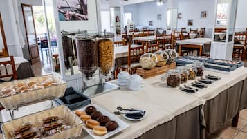 Se ofrece un desayuno bufé (8 EUR por persona)