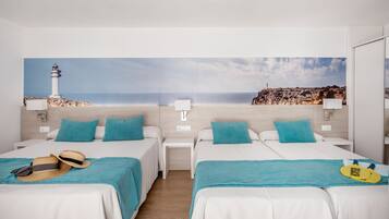 Habitación de hotel con dos camas, vista al mar, un faro y una playa.