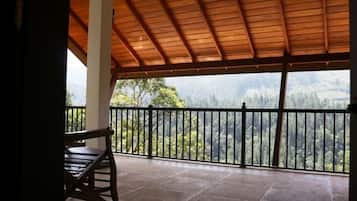 Deluxe dubbelrum - utsikt mot bergen | Balkong