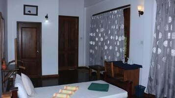 Deluxe dubbelrum - utsikt mot bergen | 1 sovrum, värdeförvaringsskåp på rummet och skrivbord