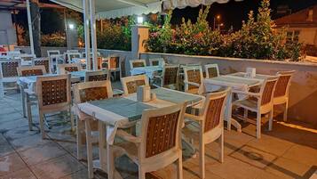 Daily continental breakfast (EUR 3 per person)