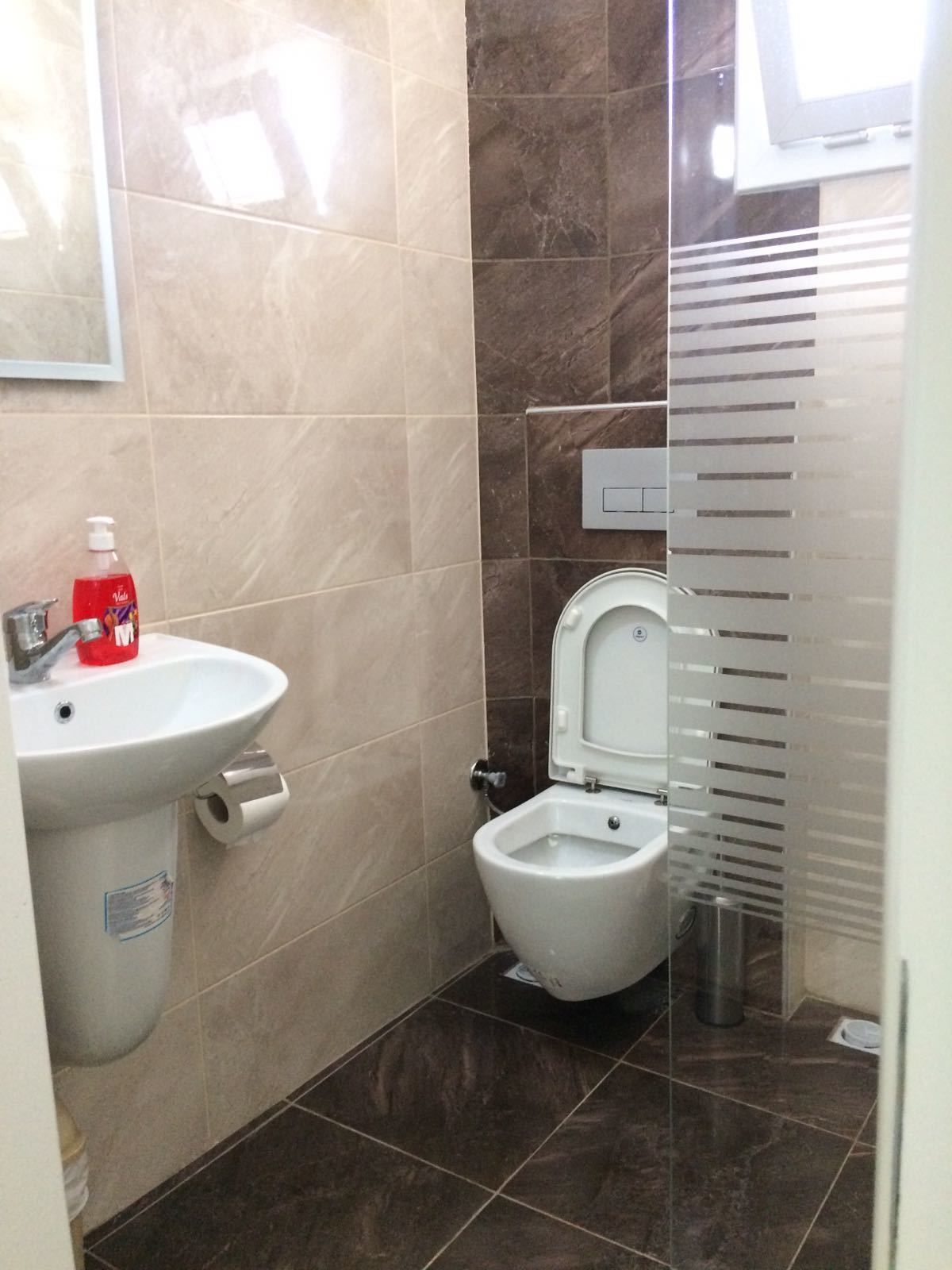 combined shower/bathtub, rainfall showerhead, slippers, bidet