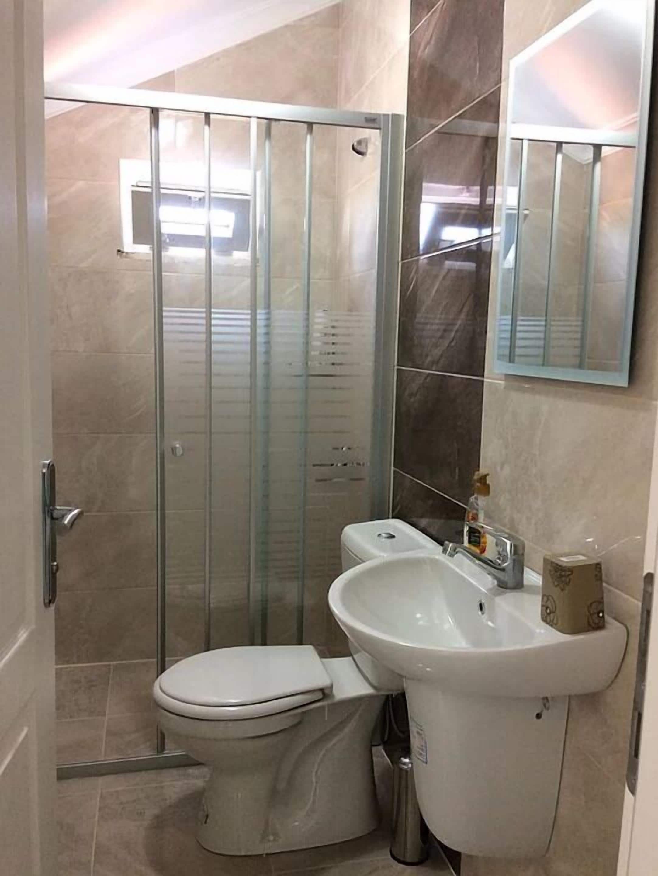 combined shower/bathtub, rainfall showerhead, slippers, bidet