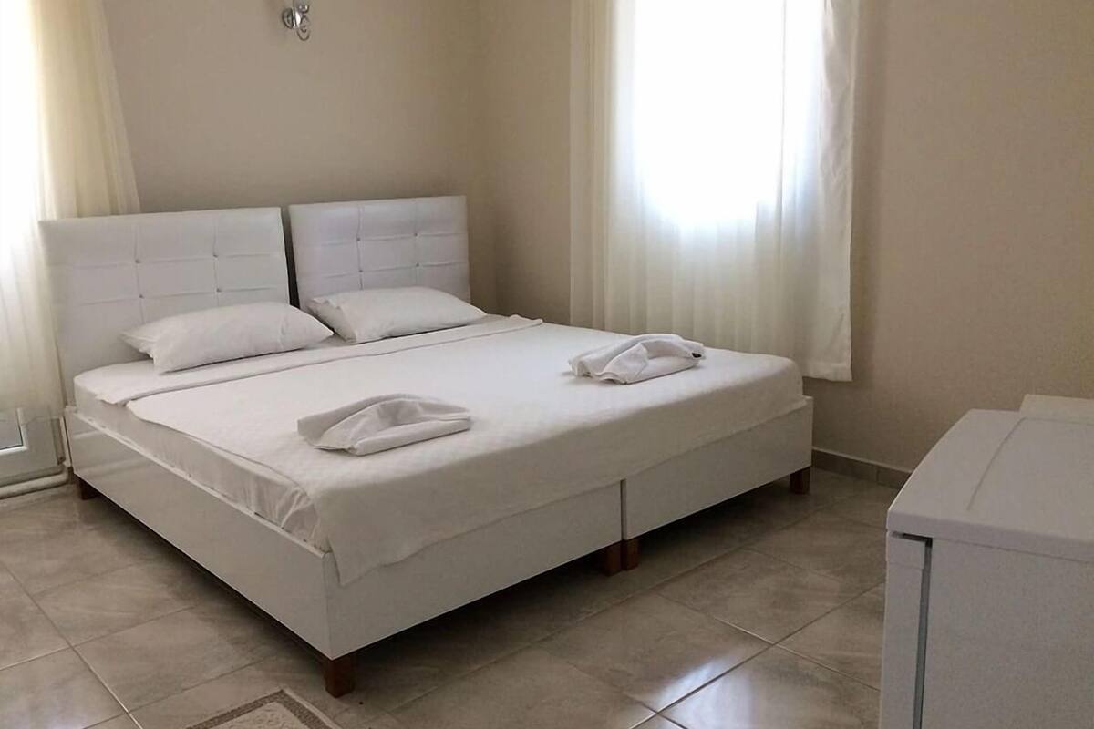 Comfort tweepersoonskamer, balkon | Een minibar, verduisterende gordijnen, gratis wifi, beddengoed