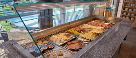 Café da manhã com buffet grátis todos os dias